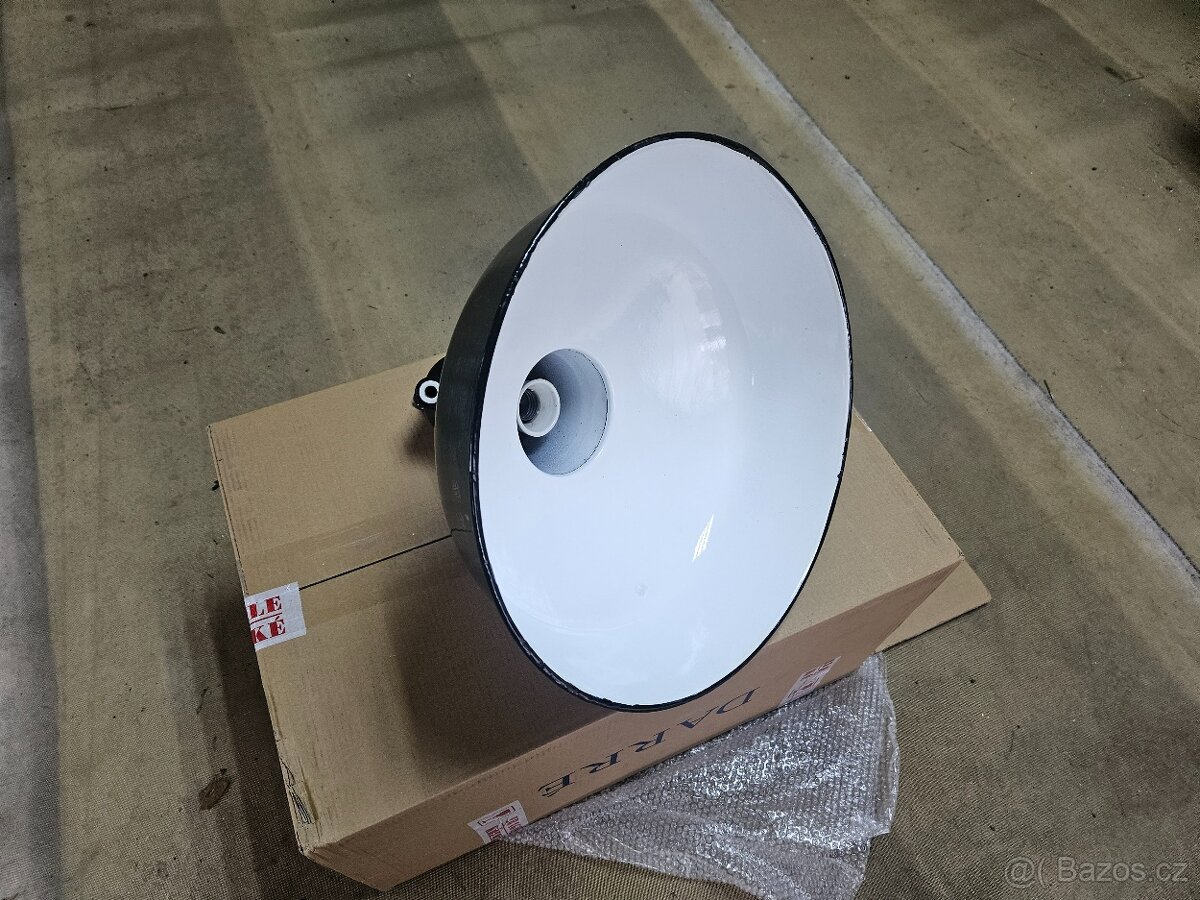 Tovární fabricka stará lampa. - 2