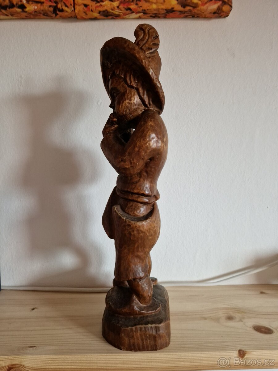 Vyřezávaný chlapec s flétnou - 2
