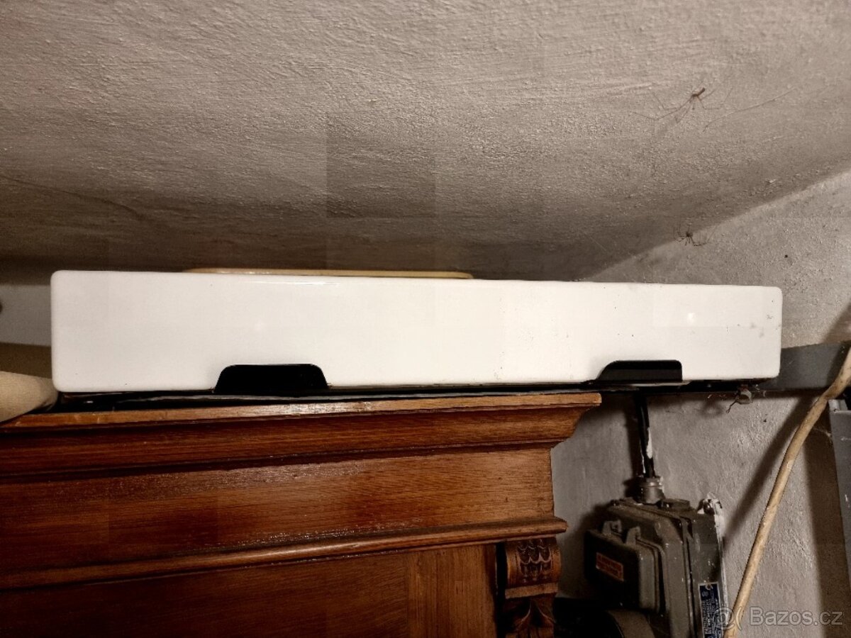 kuchyňská linka a skříňky - retro - 2