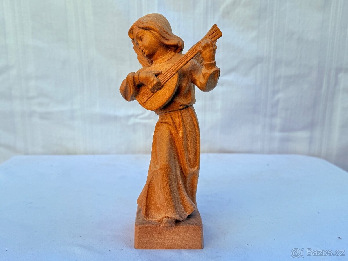 Dřevěná socha anděl hudebník hrající na loutnu - 2