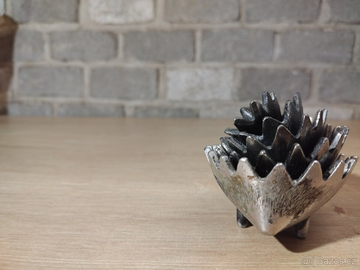 Retro ježek – sada kovových popelníků - 2