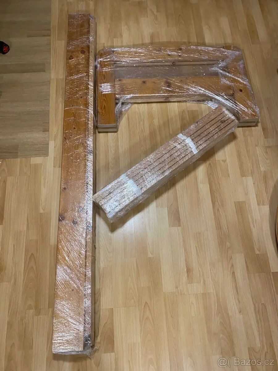 Dřevěná postel s matrací - 2