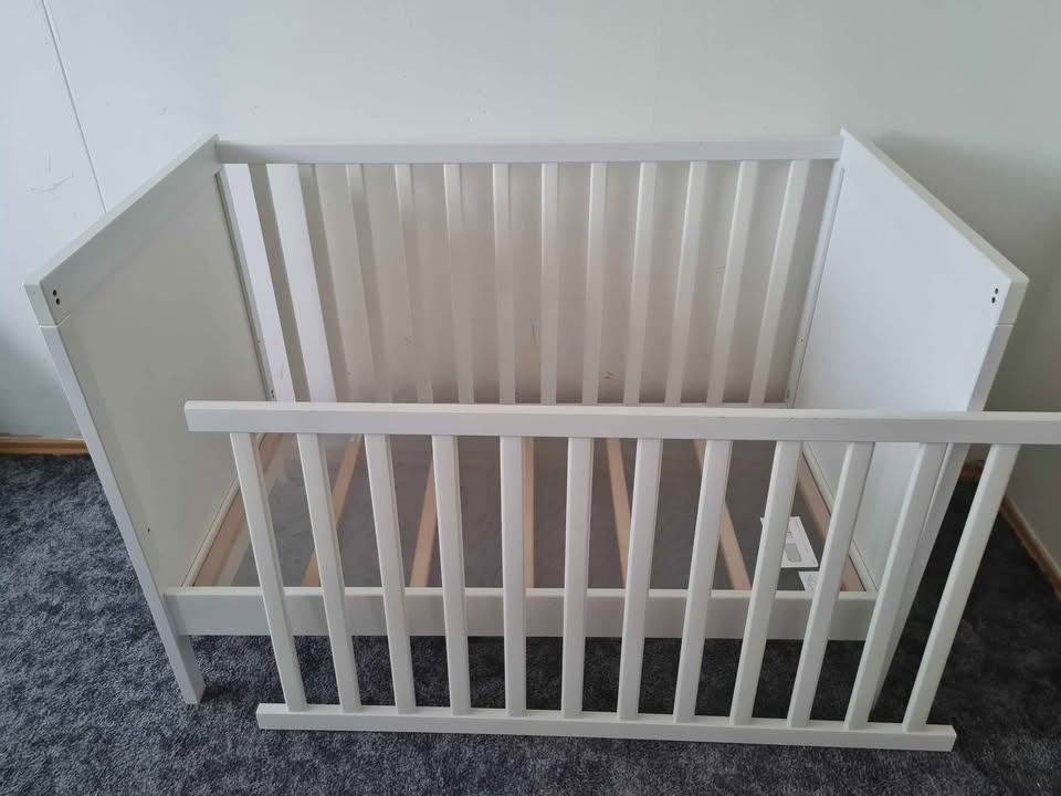 SUNDVIK - Dětská postýlka bílá, 60x120 cm - 2