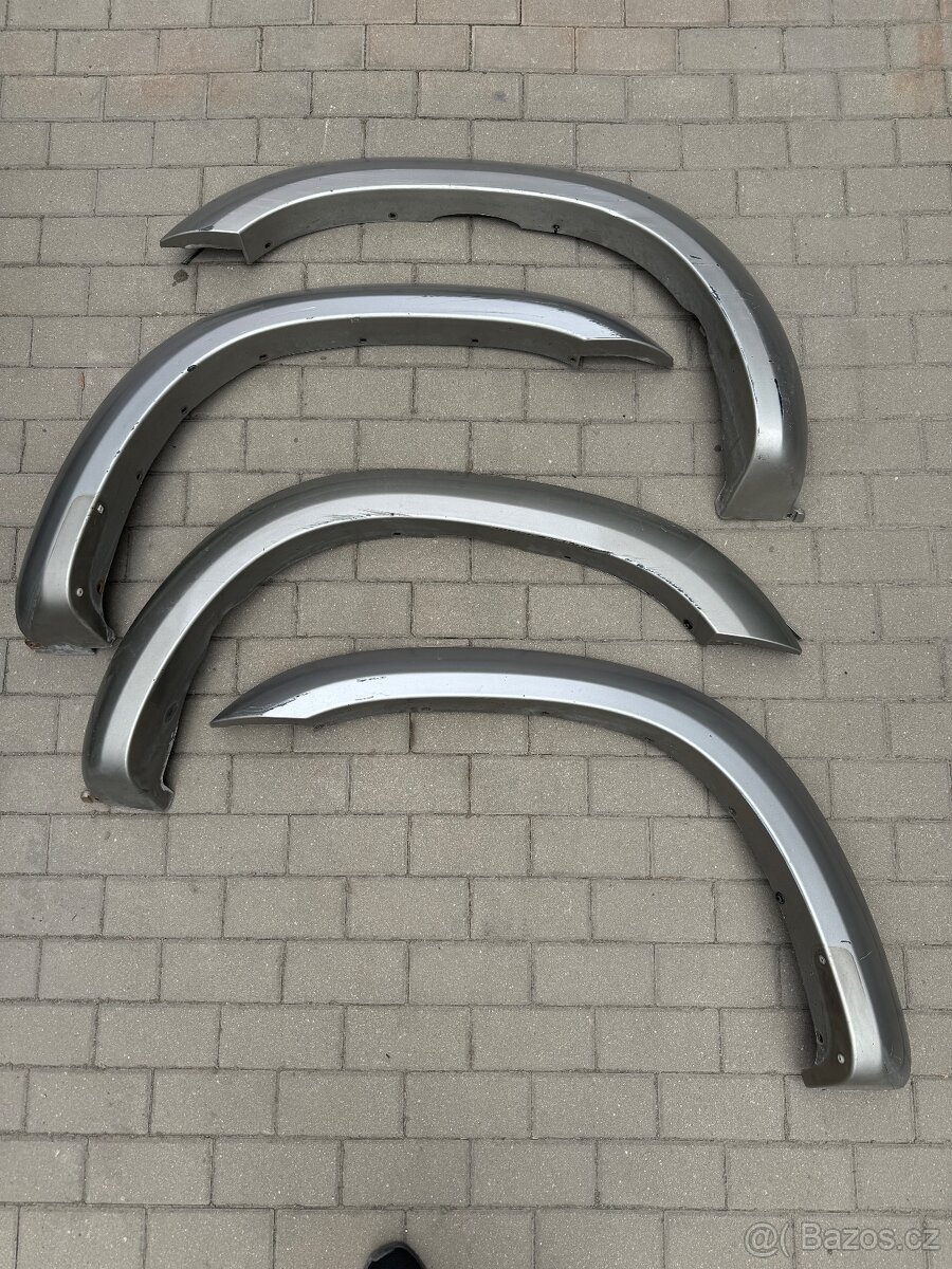 Nissan Patrol Y61 Plastové lemy , zadní nárazník , výztuha - 2