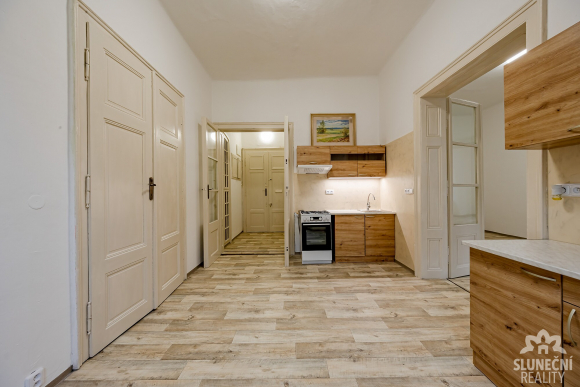 Prostorný byt 2+1 v historickém činžovním domě, 84 m², centr - 2