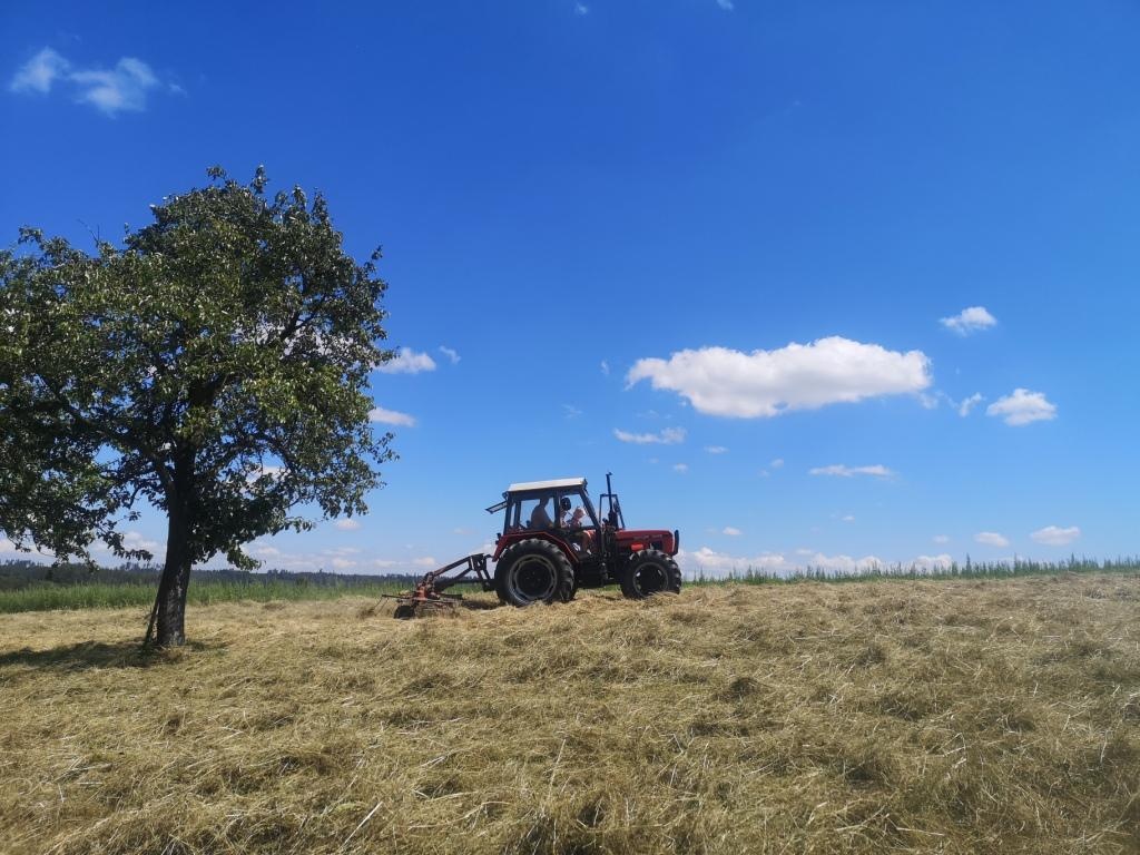 Nesený obraceč sena - 2