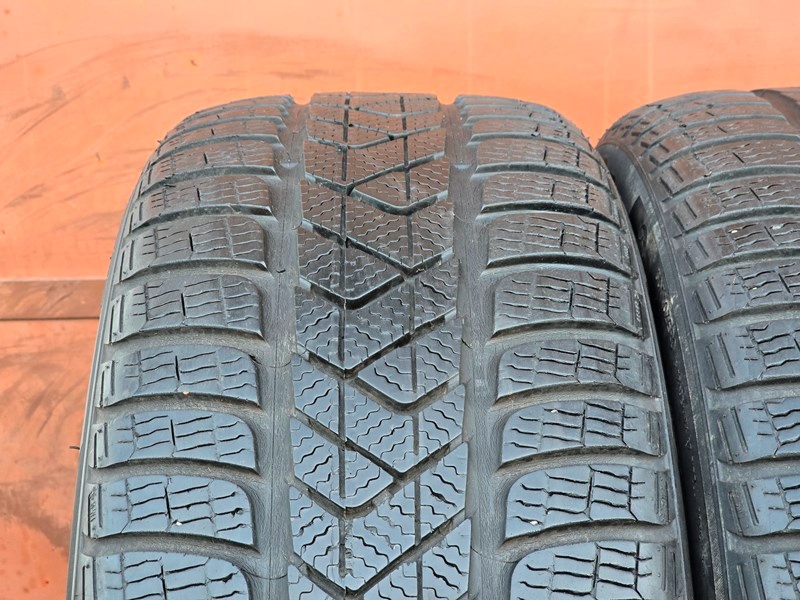 Zimní Pirelli 225/45/19 - 2