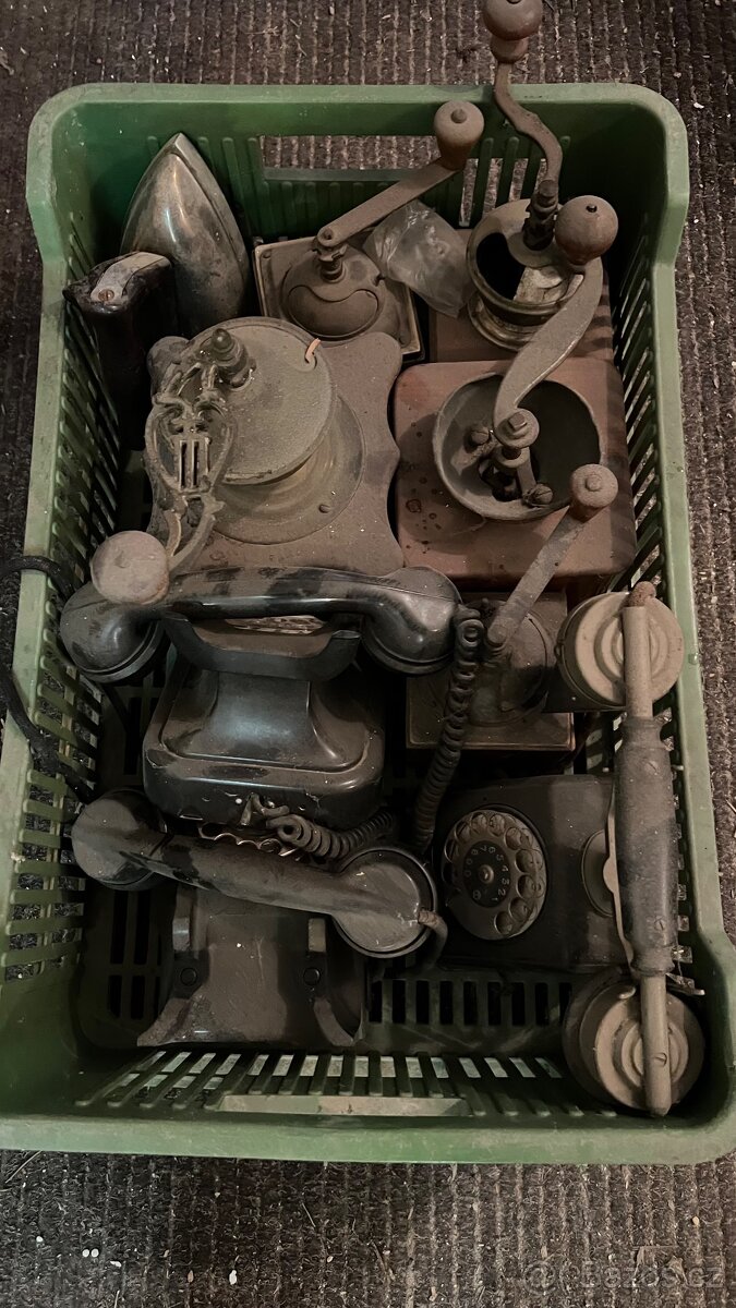 Staré telefony, vahy, mlínky, žehličky - 2