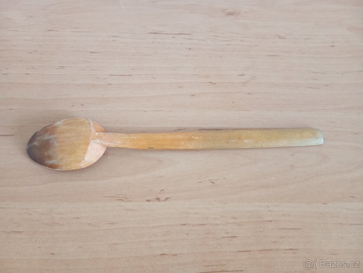 Stará ručně vyřezávaná dřevěná dlouhá lžíce - 2