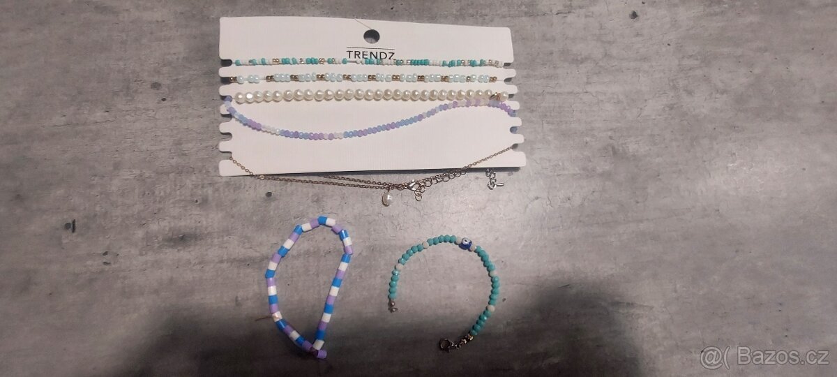 Korálkové řetízky a náramky. - 2