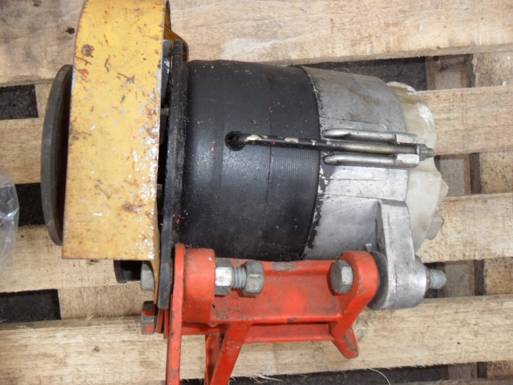 Prodám náhradní díly na Bělorus: pomocné čerpadlo hydrauliky - 2