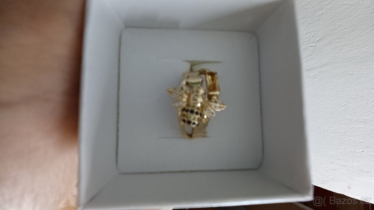 Zlatý prsten se včelkou - 2