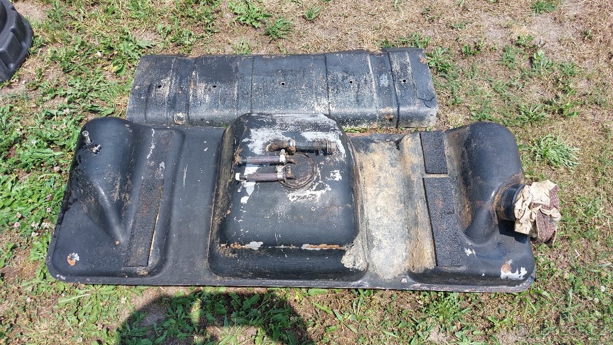 Mercedes G - nádrž + kryt - 2