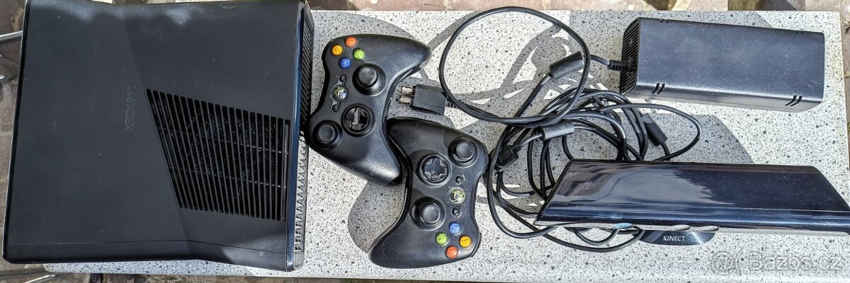 Xbox 360 + příslušenství - 2