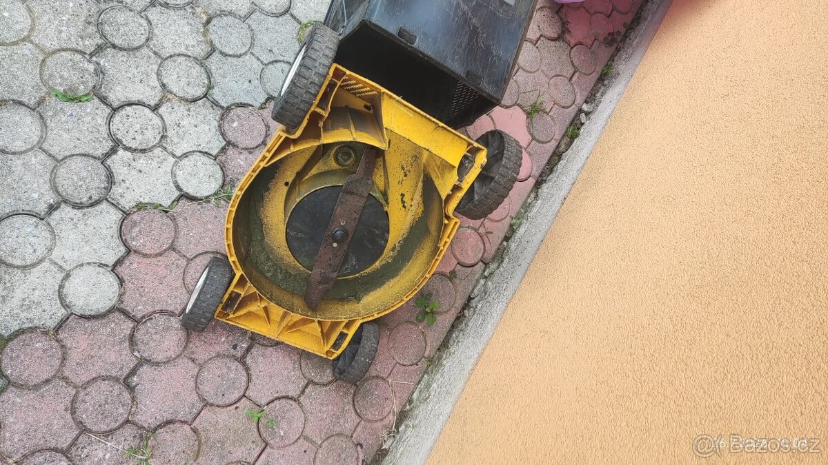 Elektricka sekačka na trávu. - 2