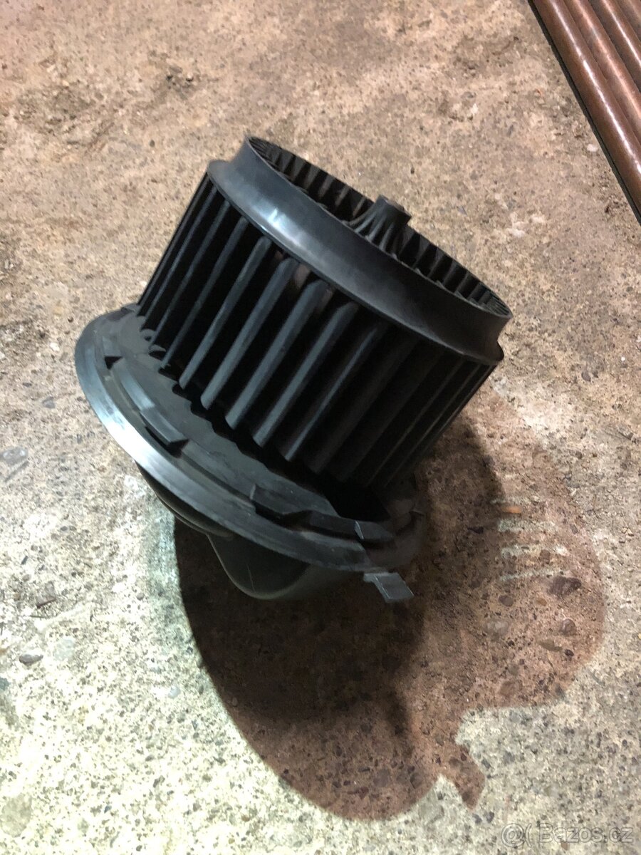 Vw T5 2.5 TDi hadice sání,větrák topení,zesilovač - 2