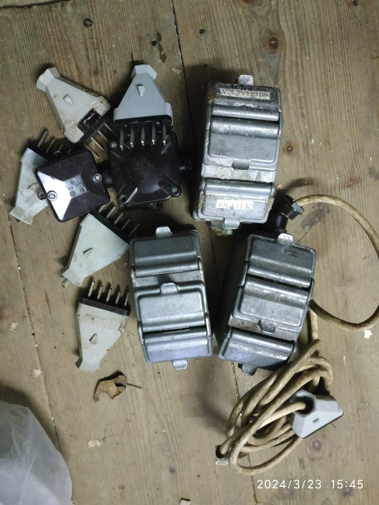 Zásuvky a vidlice 25A/ 380V a pojistky porcelánové. - 2