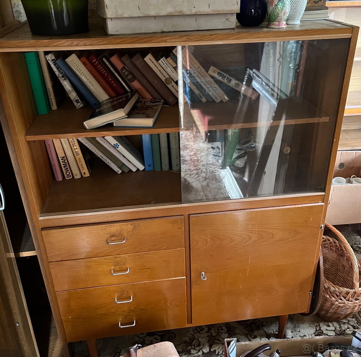 Dřevěná skříň a knihovna - 2