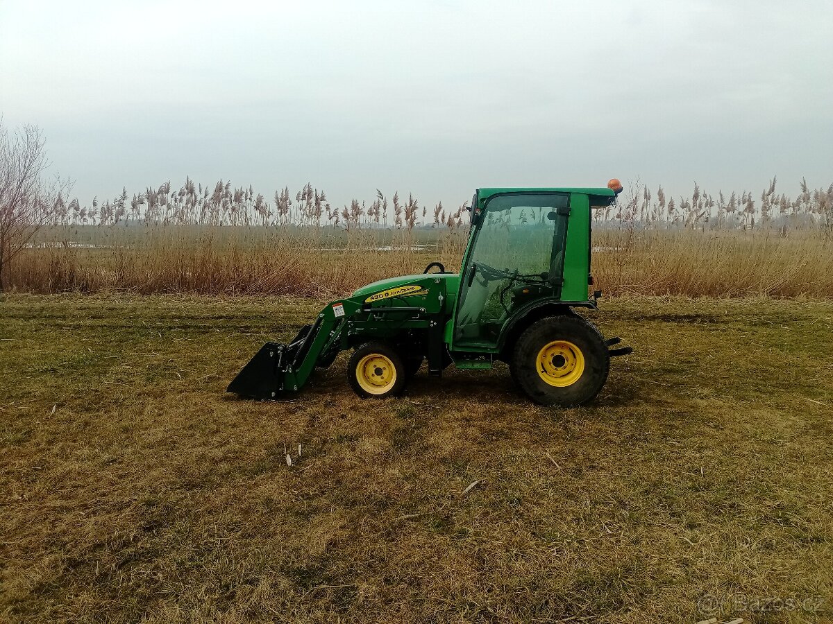 Jonh Deere 2720 s nakladačem - 2