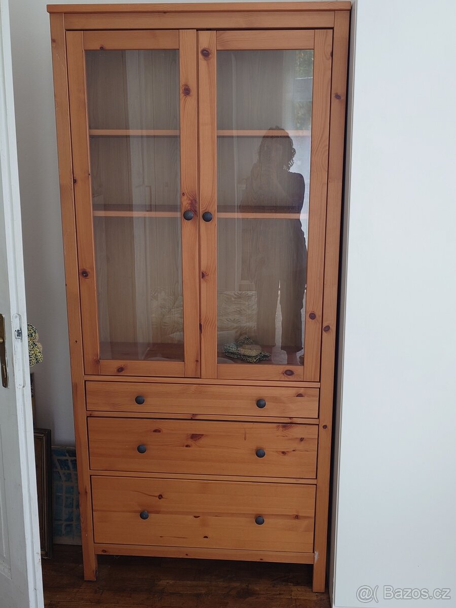Dřevěná skříň/vitrína IKEA Hemnes - 2