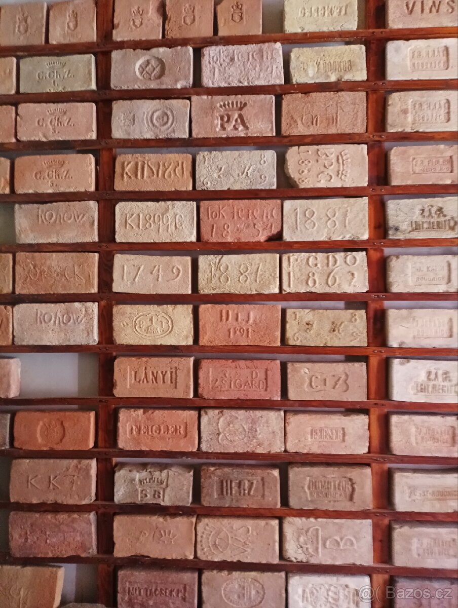 Prodám staré cihly s různými kolky - 2