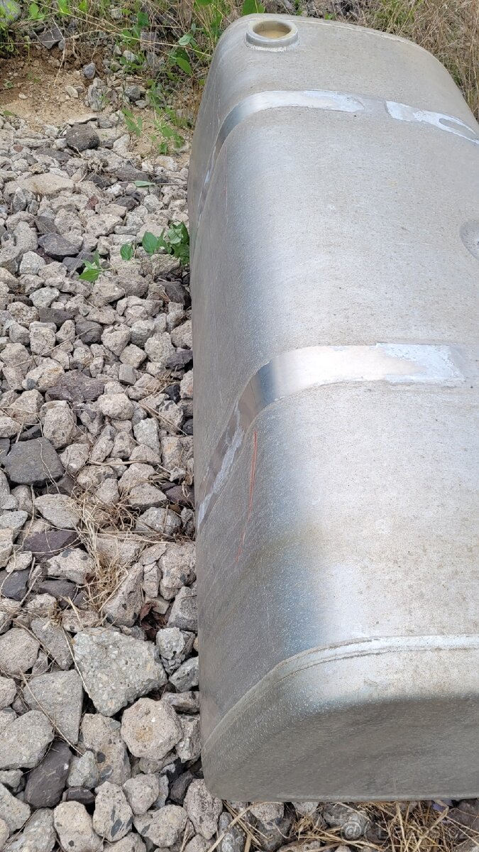 nádrž na naftu kamion Volvo Renault - 2