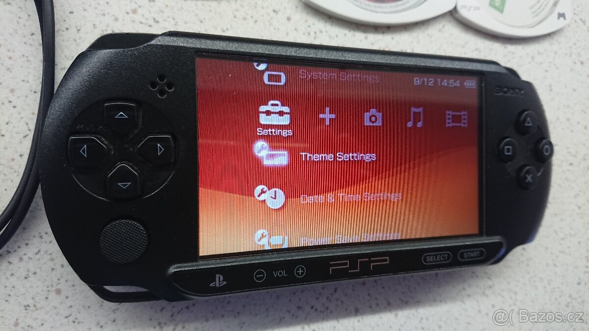 PSP + 4 hry + příslušenství - 2