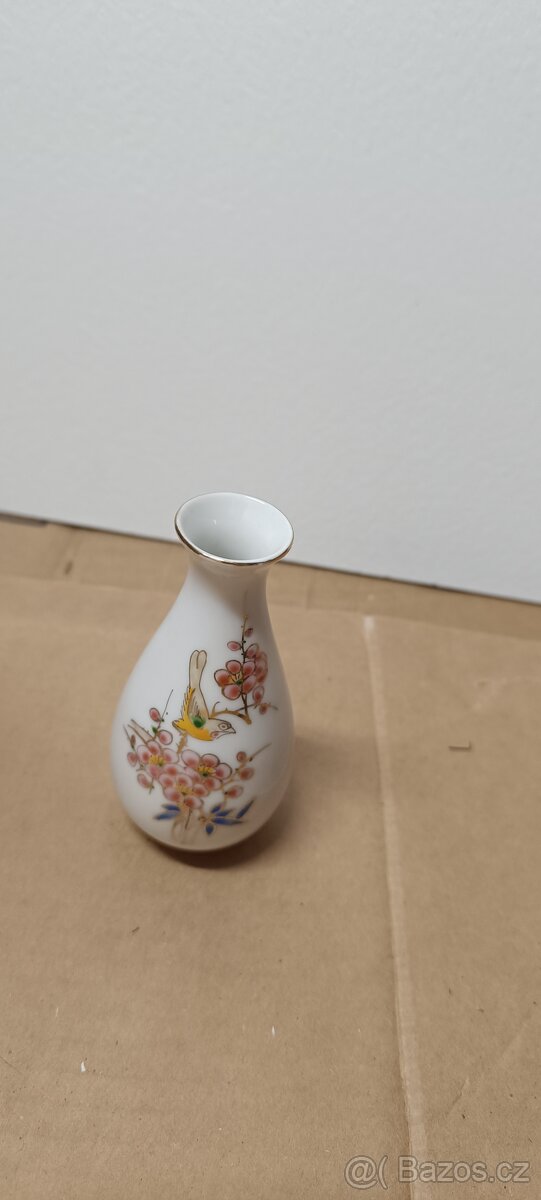 Malá porcelánová vázička s květinami a ptáčkem - 2