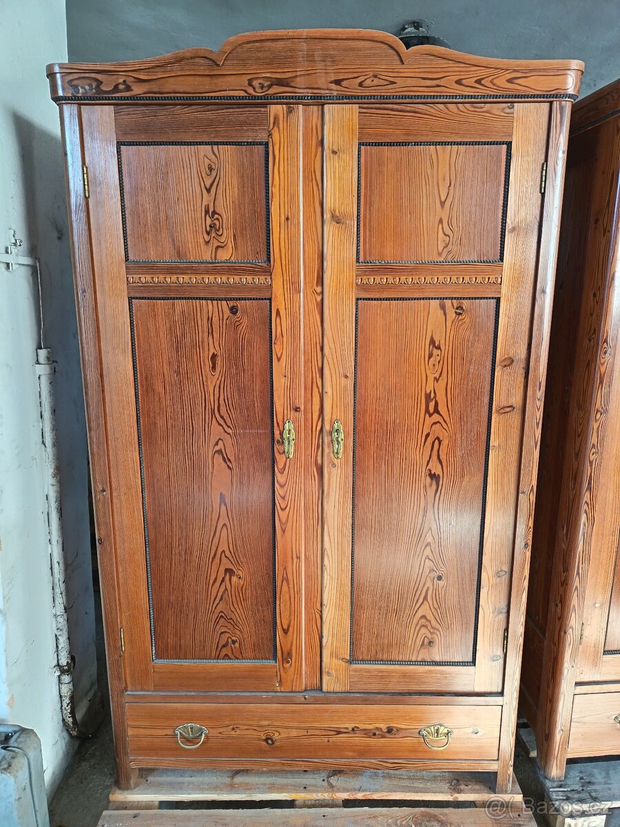 Starožitné skříně z masivu - 2