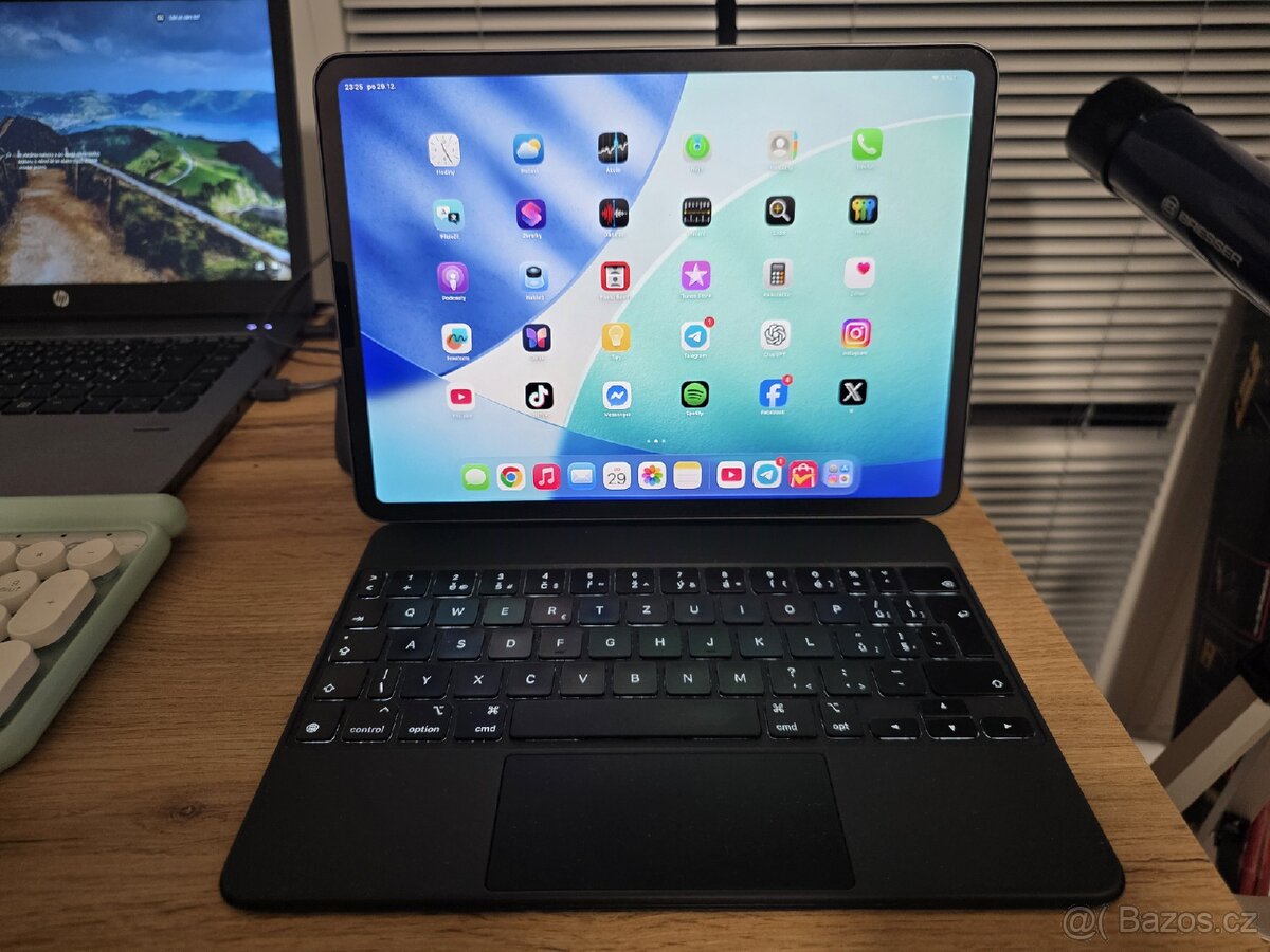 iPad Pro 11" (2020) 128 GB + Magic keyboard CZ - 2