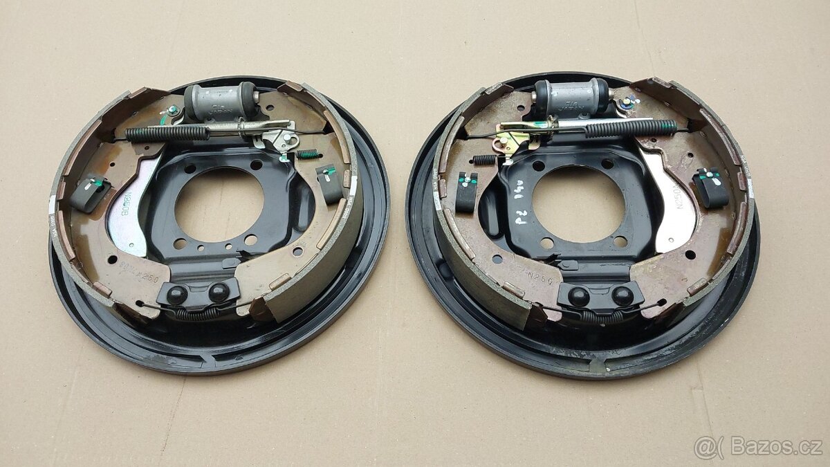 Nissan Navara D40 : Štíty zadních brzd - 2