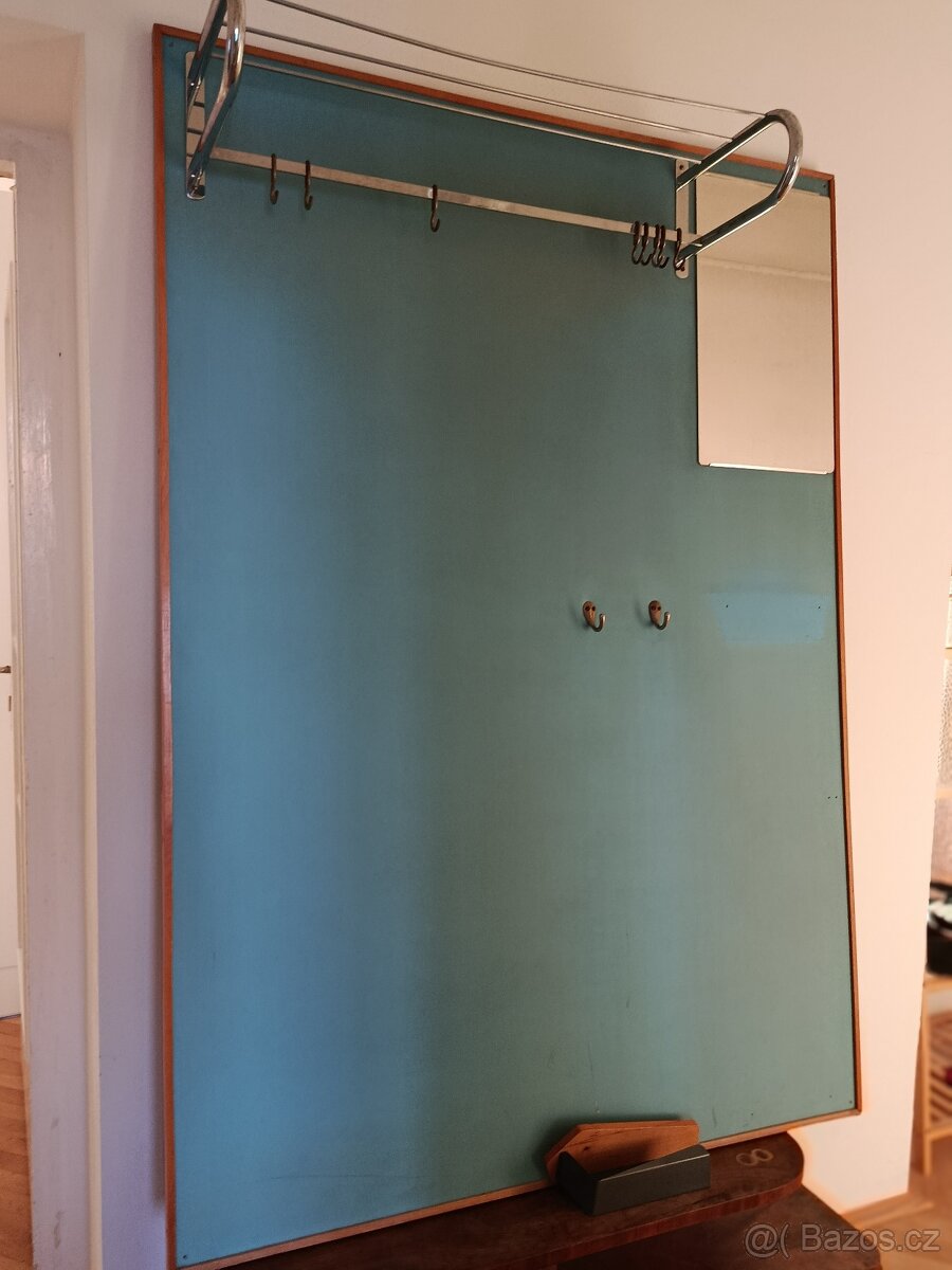 Retro věšákova stěna - 2