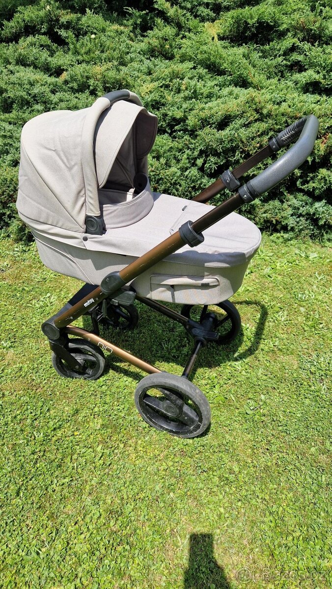 Mutsy NIO šedý - 2