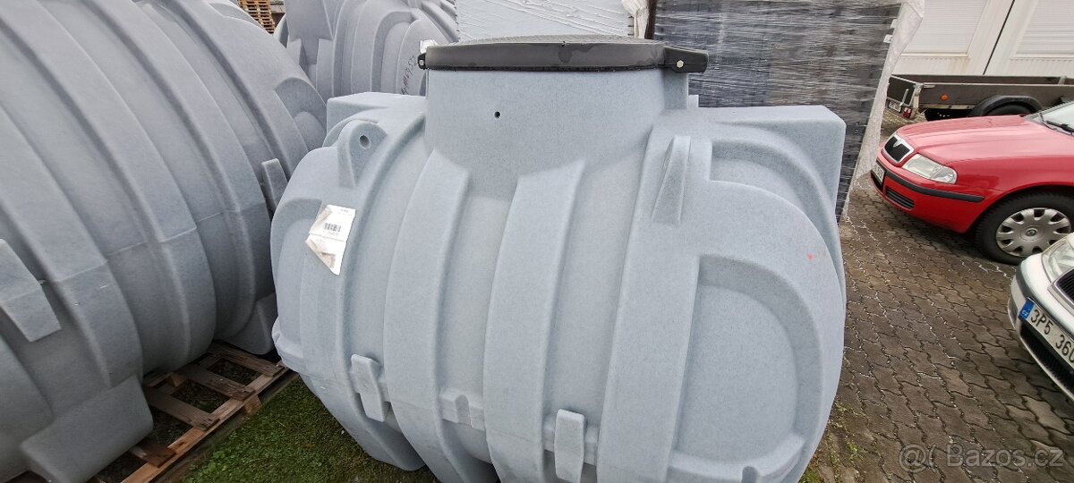 Plastové jímky 5,7m3 a 3m3 - 2