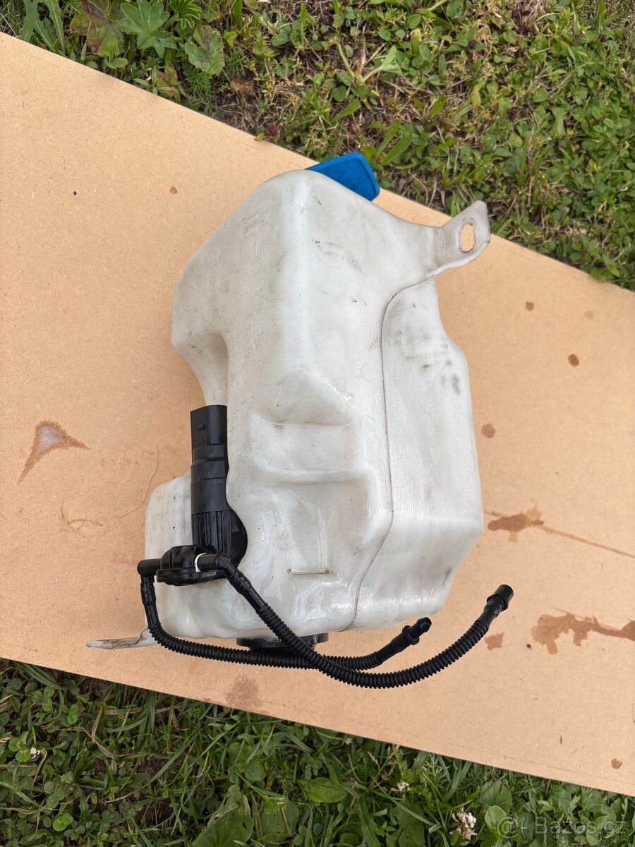 Škoda octavia 1 nádobka na ostřikovače - 2