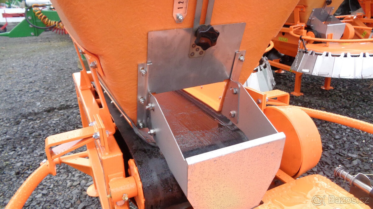 Rozmetadlo MOTYL M031M soli , pisku za traktor neseny - 2