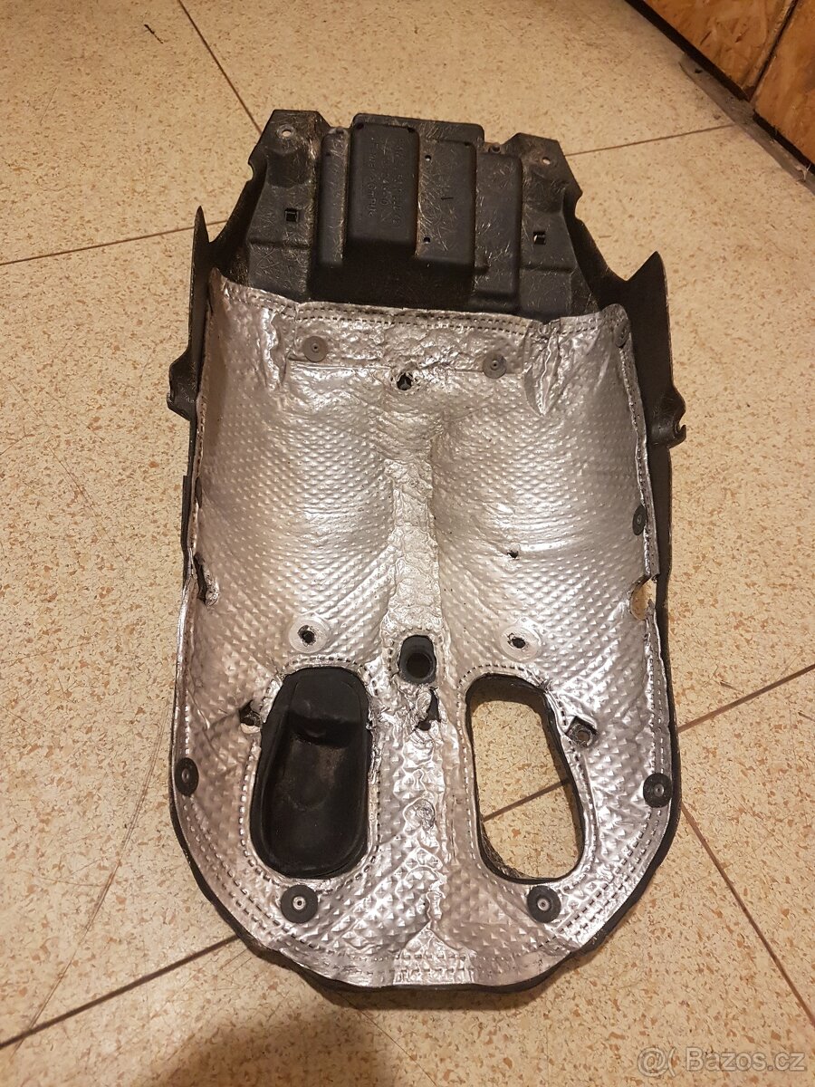 BMW R1100S kryt zadniho kola a vyfuku - 2