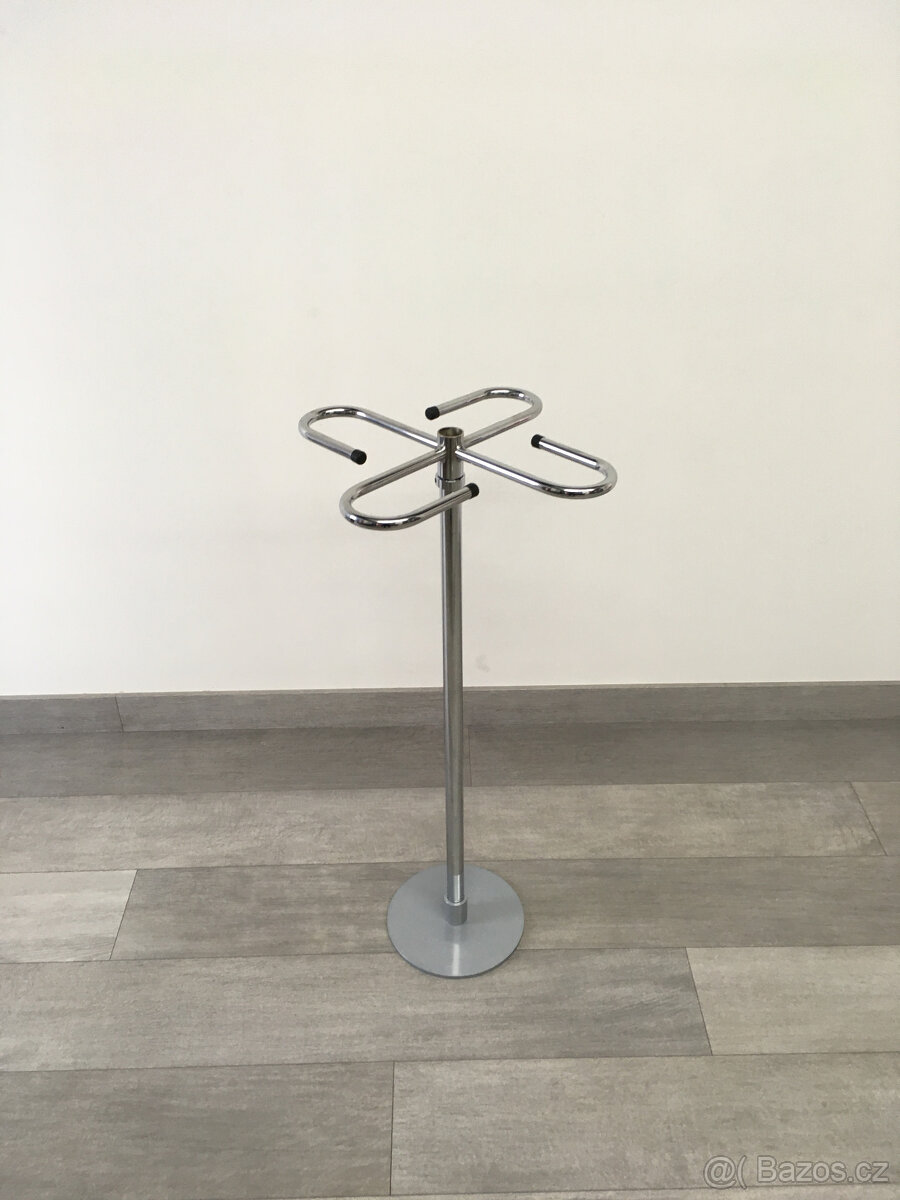 Pultový stojánek na pásky/kravaty/doplňky s čtyřlístkem - 2