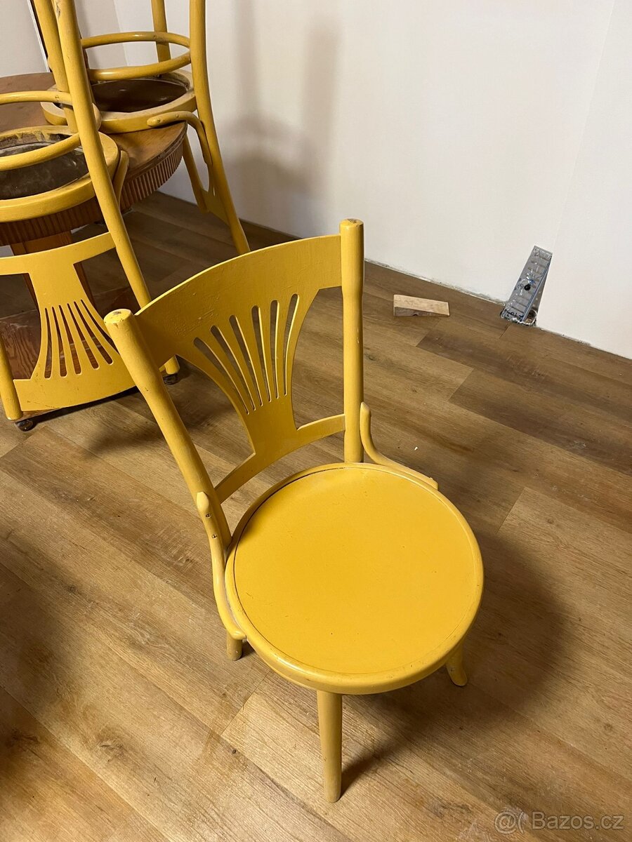 Dřevěný stůl a židle - 2