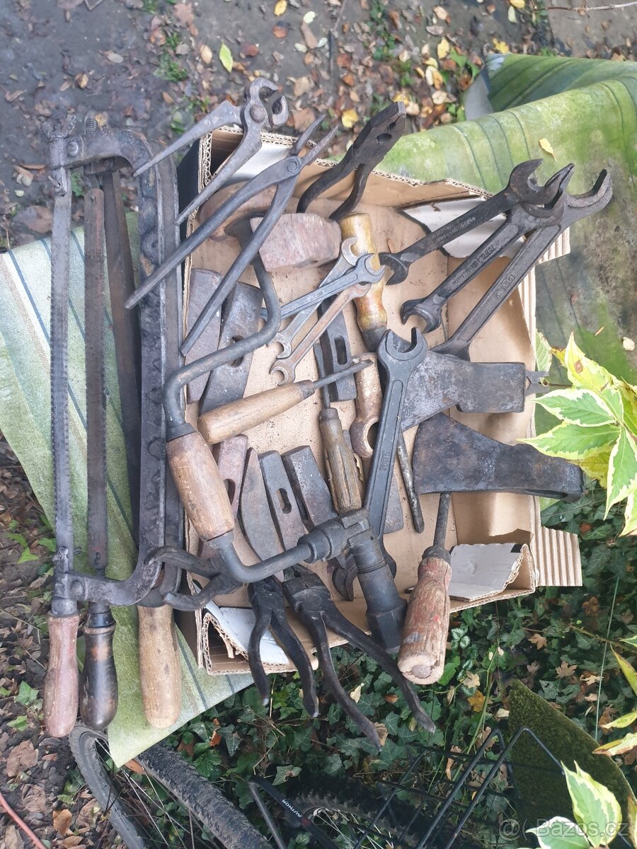 Vybavení dílny - staré nářadí - 2