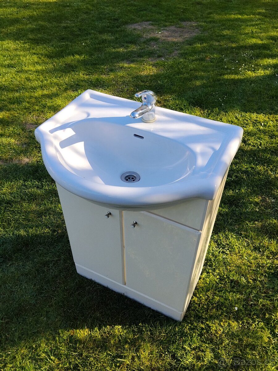 Koupelnová skříňka - 2