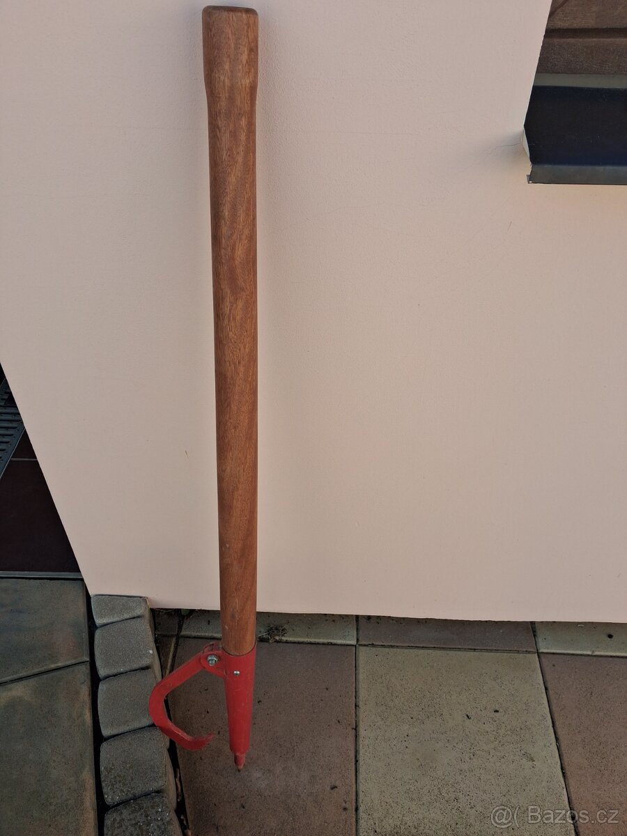 Obracecí hák a dřevěnou násadou - 2