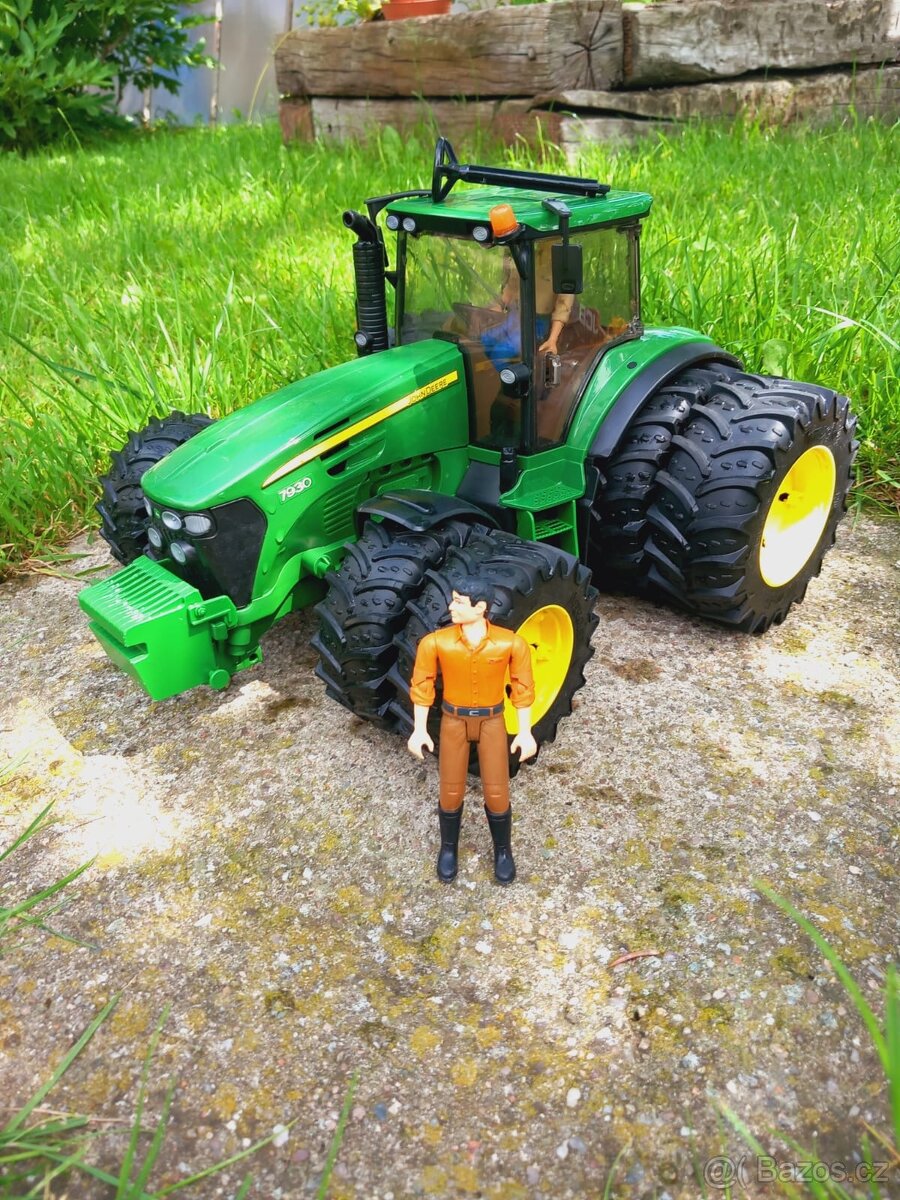 Bruder traktor John Deere 7930 s dvojitými koly - 2