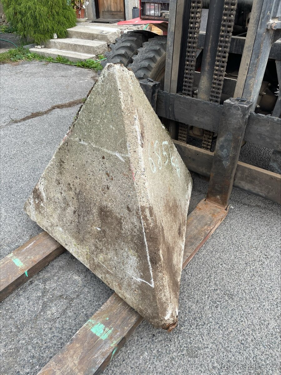 Protitankový železobetonový jehlan rozsocháč dračí zub - 2