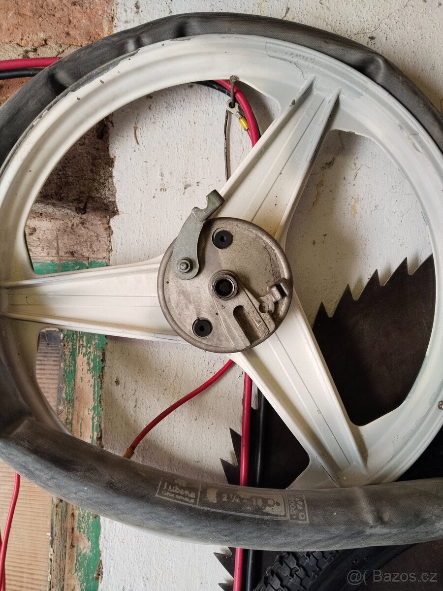 Prodám náhradní díly na moped Korado - 2