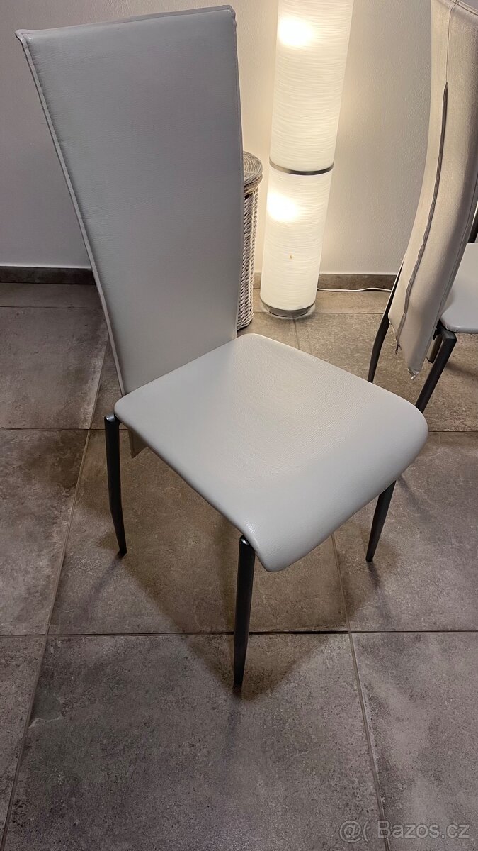 Jídelní skleněný stůl + stylové jídelní židle - 2