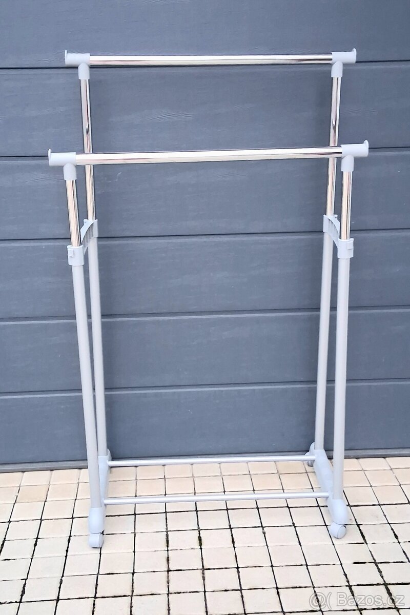 Věšák / šatní tyč/ štendr. Na kolečkách. - 2