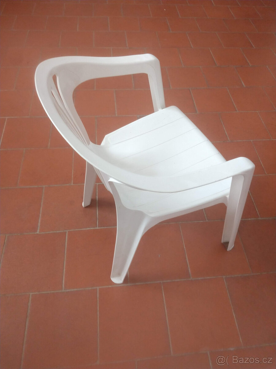 Bílá plastová židle - 2
