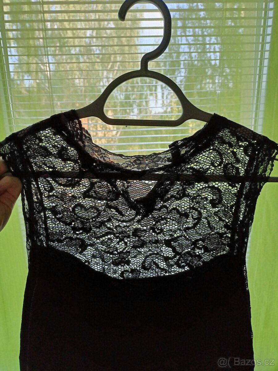 Malé černé krajkové šaty ke krku, pouzdrové - 2