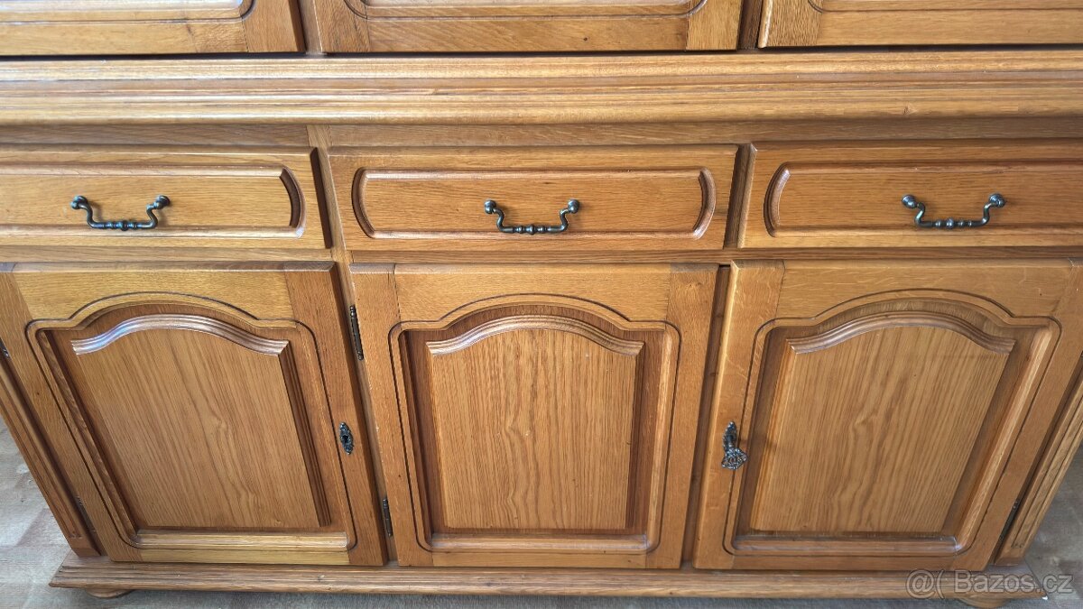 Masivní vitrína / příborník - 2